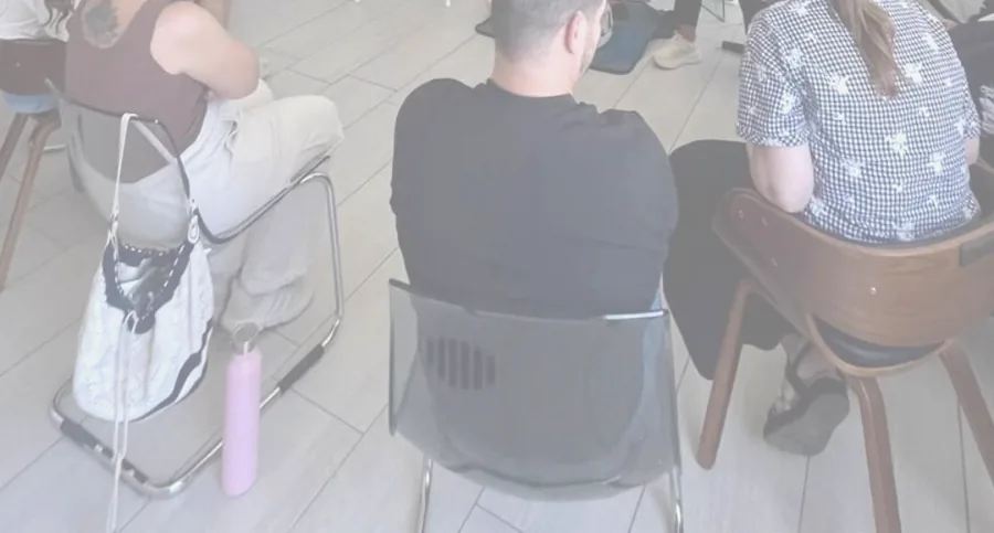 Genitori seduti in cerchio durante il corso su svezzamento e disostruzione